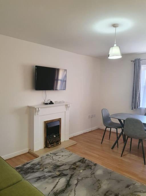 Lovely 2-Bedroom Condo With Indoor Fire Place Лондон Екстер'єр фото