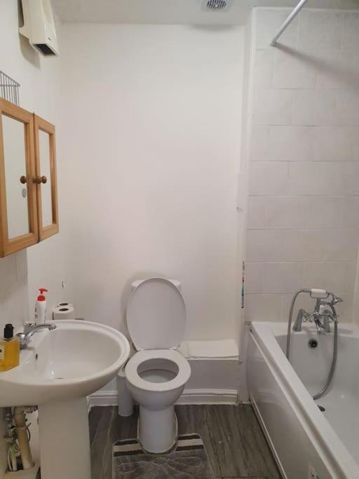 Lovely 2-Bedroom Condo With Indoor Fire Place Лондон Екстер'єр фото