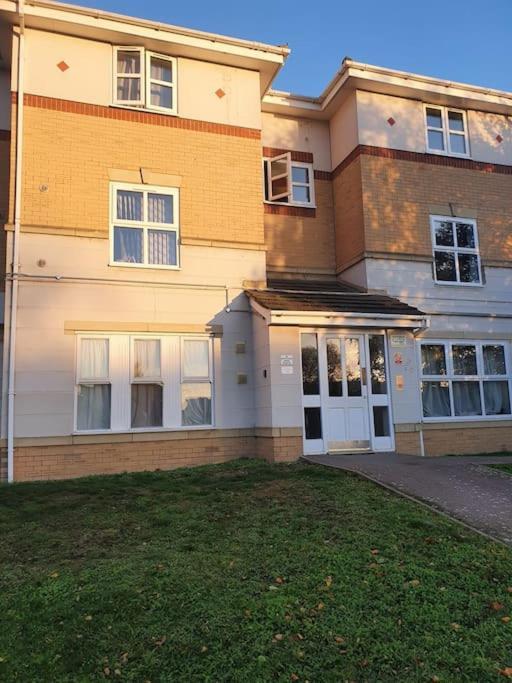 Lovely 2-Bedroom Condo With Indoor Fire Place Лондон Екстер'єр фото