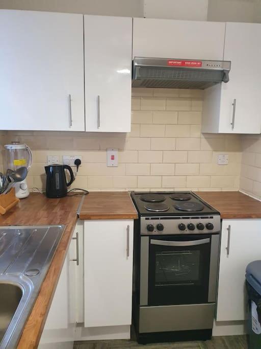 Lovely 2-Bedroom Condo With Indoor Fire Place Лондон Екстер'єр фото